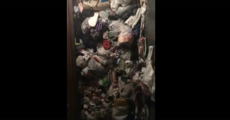 Пермская пенсионерка забила квартиру мусором и ушла жить в подъезд