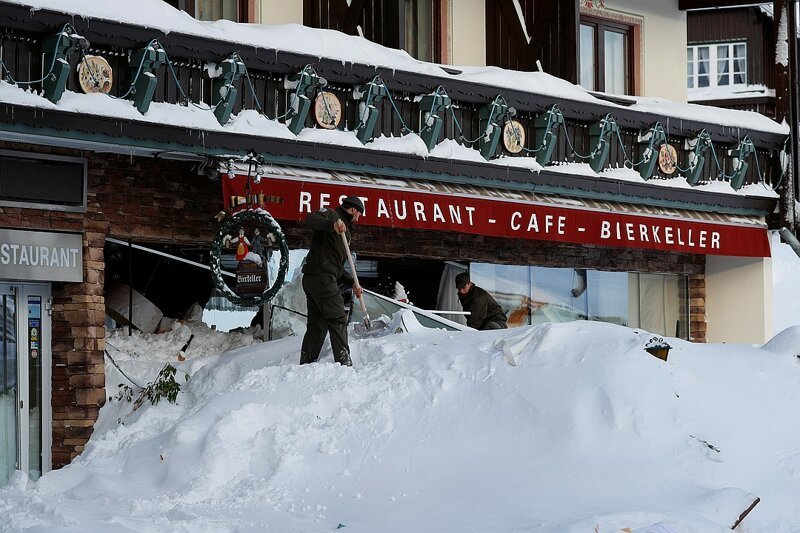 В Европе выпало рекордное количество снега, но австрийцы сумели найти в этом плюсы