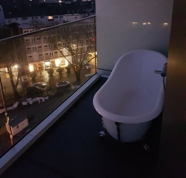 Когда в гостинице предложили номер, в котором есть ванная с видом на город 