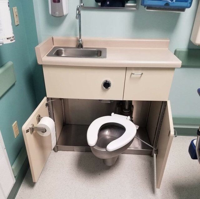 Потайной туалет в кабинете врача 