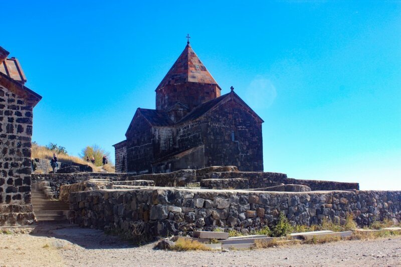 Кредит севан. Монастырь Севанаванк. Город Севан Армения. Средневековая Церковь в Армении на Севане. Пирамида Севан.