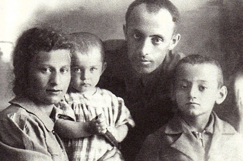 Семён Фарада (Фердман) с родителями и сестрой, 1941 год