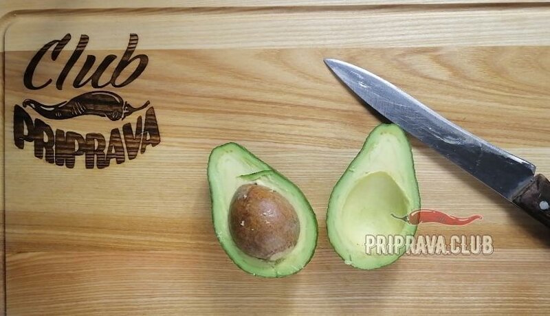 Разрежьте авокадо на две половинки.