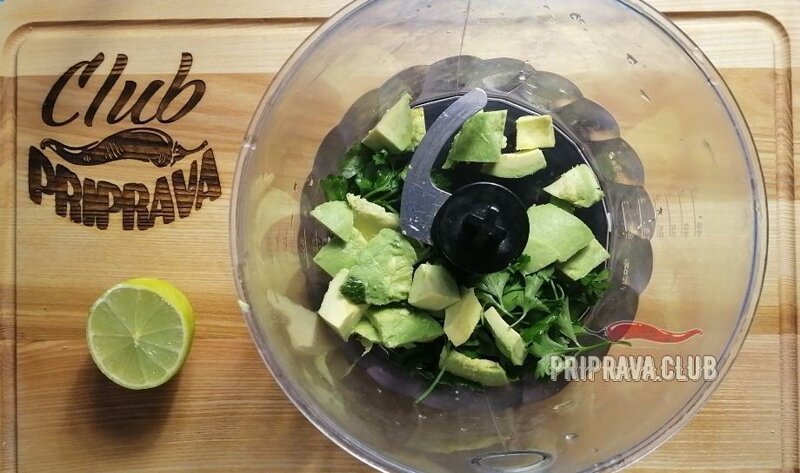 Отправьте ингредиенты в блендер.  Сразу же полейте авокадо соком лайма, чтобы он не потемнел.