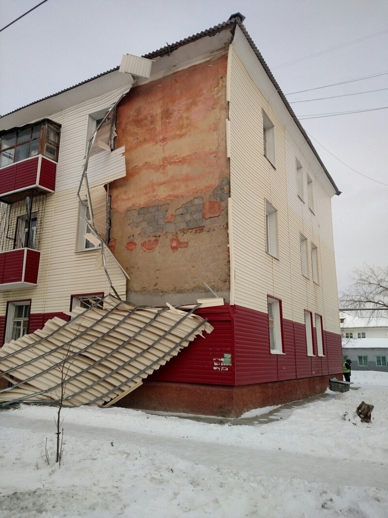 На Урале со стен отремонтированного дома сдуло сайдинг