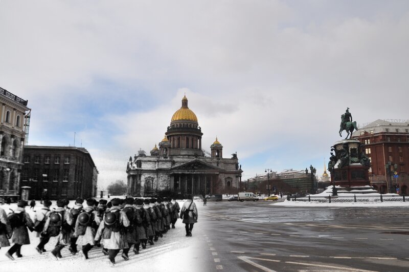 Ленинград 1942-2010 Исаакиевская площадь. Бойцы в полушубках с касками ПВО 