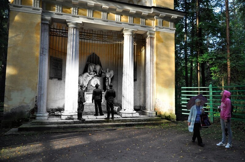 Павловск 1941-2011 Павильон Памятник родителям 