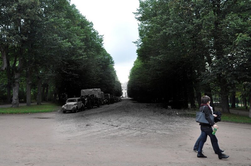 Павловск 1941-2011 Колонна немецкой техники на Тройной липовой аллее парка 