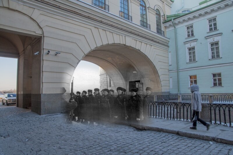 Ленинград 1942 - Санкт-Петербург 2018. Бойцы милиции у Зимней канавки 