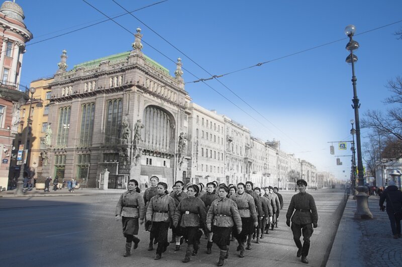 Ленинград 1941-Санкт-Петербург 2018. Отряд девушек на Невском 