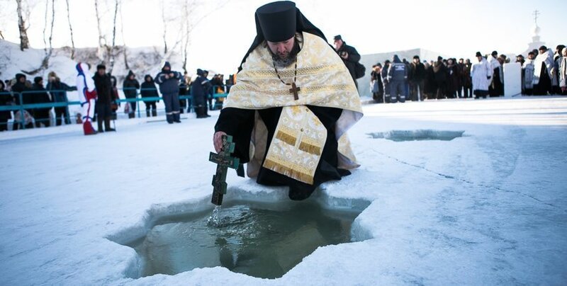 Николай Валуев на Крещение окунулся в прорубь, но народ углядел в купели подогрев