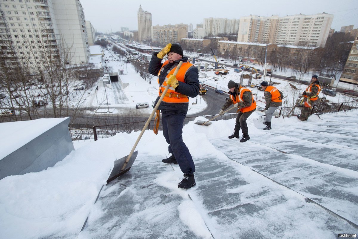 Москва дворники жилье. Дворник. Уборка снега. Дворник ЖКХ. Дворник зимой.