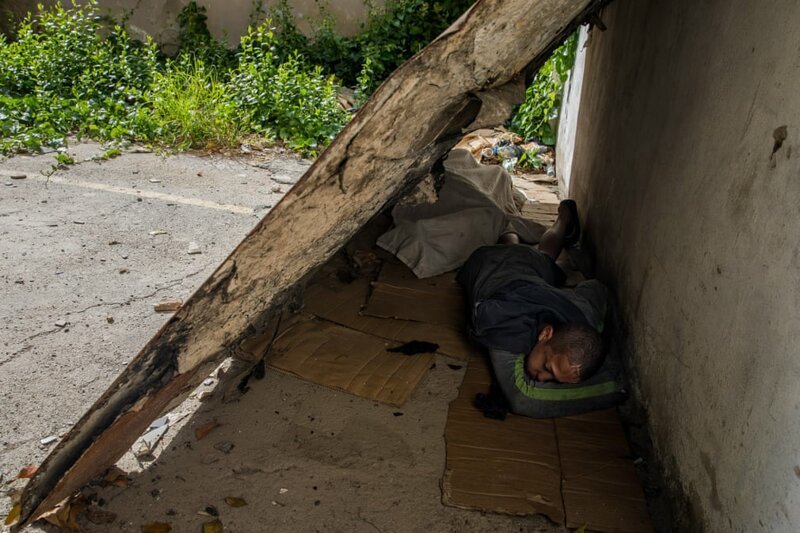 17-летний Джониль спит в самодельном укрытии на заброшенной стройке в Лас-Мерседес