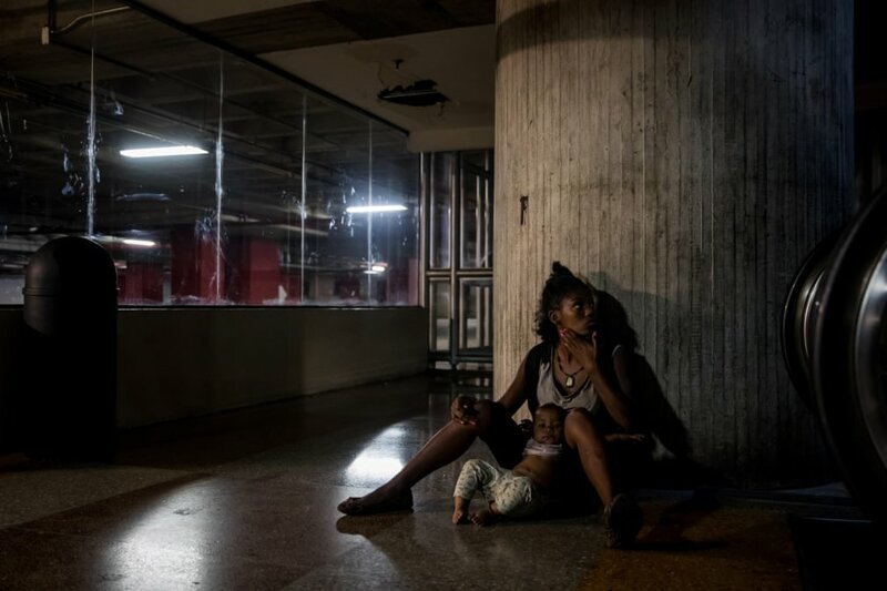 Катюшка с дочерью прячется от охранников на стоянке торгового центра в Каракасе