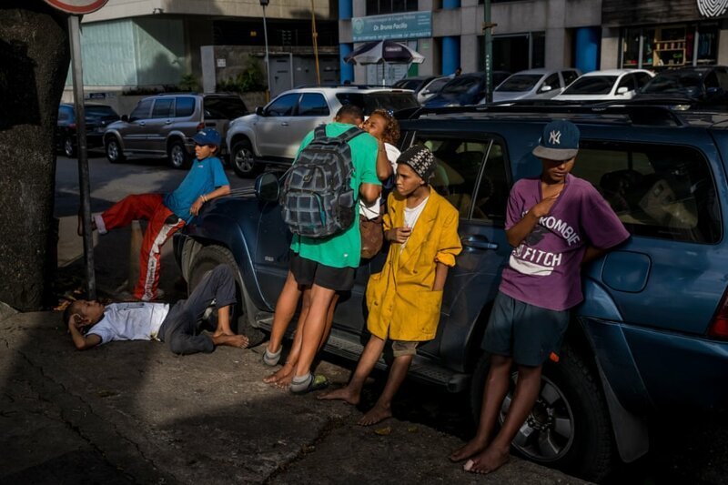 Компания беспризорников на улице Каракаса
