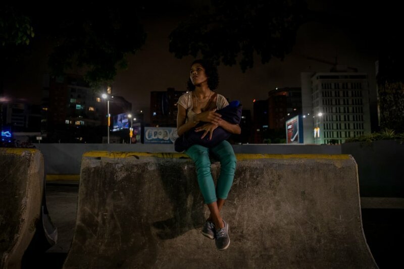 Лилиана и Анхель на улице в районе Лас-Мерседес в Каракасе