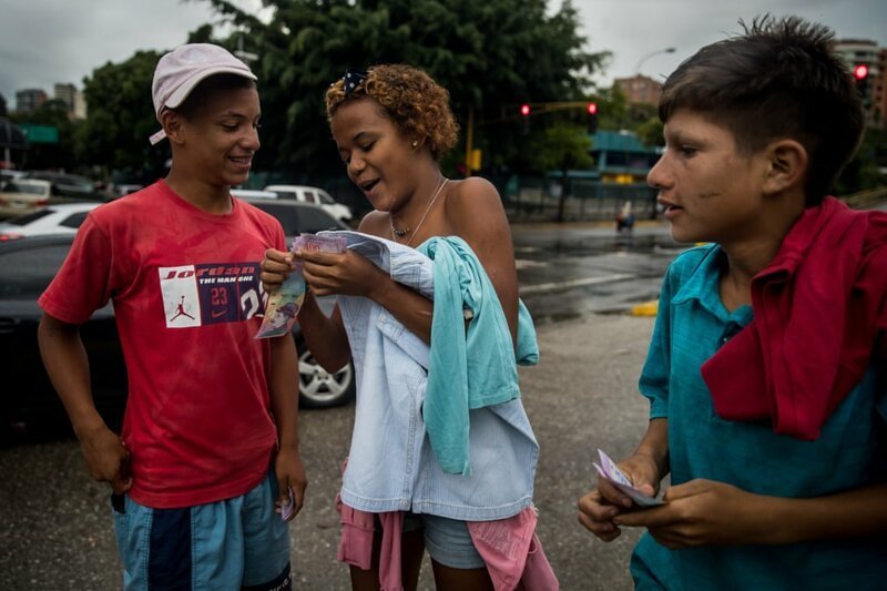 Паола (в центре) пересчитывает деньги, собранные с других детей 