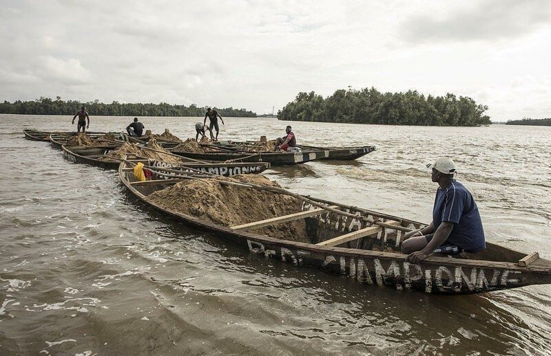 Специфика добычи песка в Камеруне - работа на грани жизни и смерти