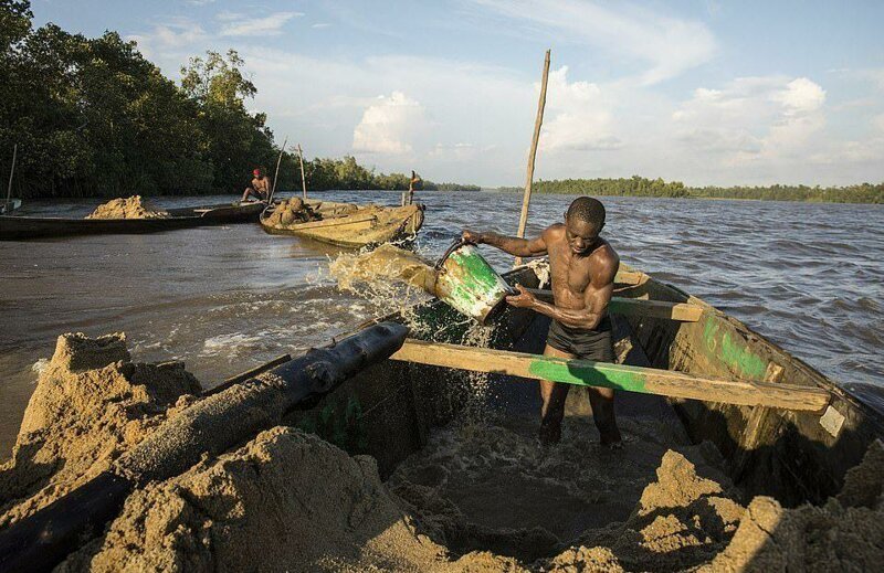 Специфика добычи песка в Камеруне - работа на грани жизни и смерти