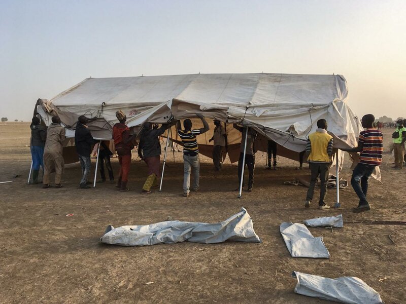 Тысячи беженцев покидают Ранн в Нигерии, захваченный боевиками "Исламского государства"