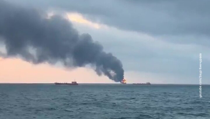 Два судна загорелись после взрыва в Керченском проливе