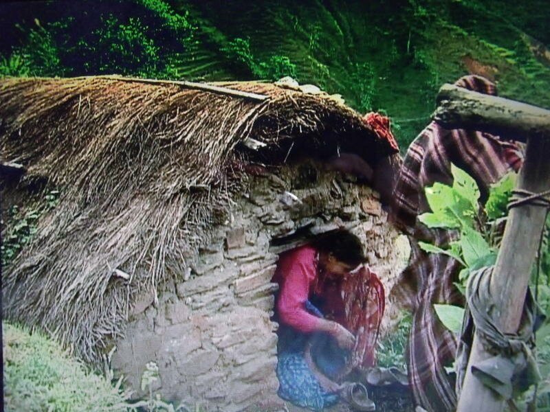 Как непальские власти запрещают крестьянам изгонять женщин из дома на время менструации