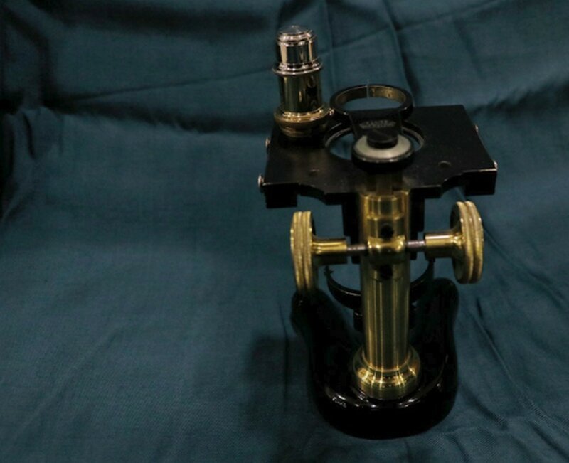 Среди найденных сокровищ - микроскоп из золота XIX века работы австрийских мастеров