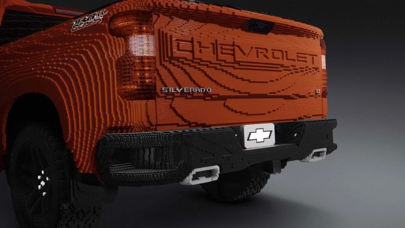 Полноразмерный пикап Chevrolet Silverado из конструктора Lego весом 1,5-тонны