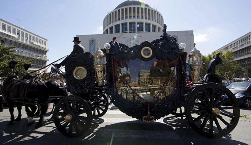 А это похороны Витторио Казамоника, главы одноименного цыганского мафиозного клана      Катафалк, запряженный шестеркой коней в траурной упряжи и толпа гостей, создавшая процессию, растянувшуюся на 7 километров