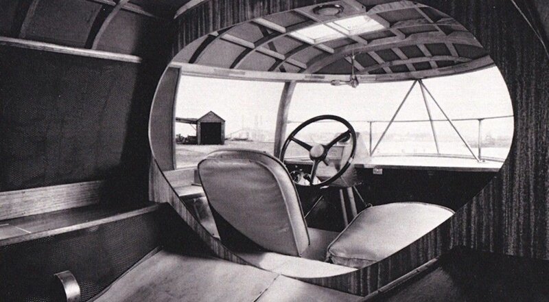 Аскетичный интерьер «Димаксиона» с левым рулем и продольными лавками для пассажиров