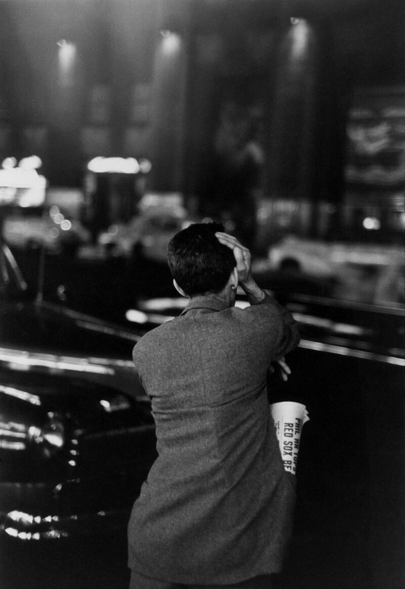 Безработный смотрит на Рокфеллеровский центр, 1947.