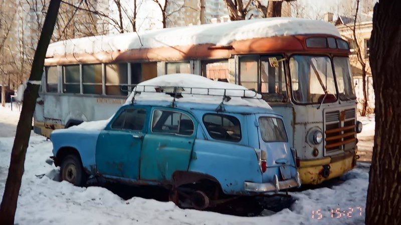 ЗИЛ-158 во дворе на Просторной, у пересечения с Зельевым переулком. Москвич-423 принадлежал хозяину автобуса, и почил в бозе в другое время и в другом месте. 1996 год, фото из архива Михаила Красинца