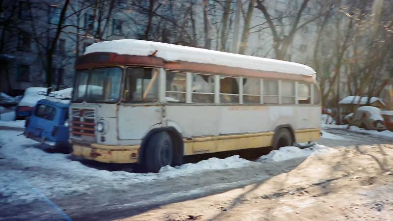 Автобус в сугробе, стёкла — пересчитаны вандалами… Такова была жизнь во дворе на Преображенке. Март 1996-го, фото из архива Михаила Красинца