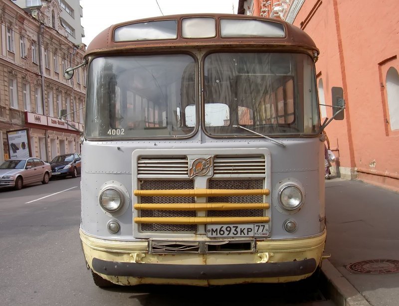 Автобус так прочно ''прописался'' в запаснике музея, что на его лобовом стекле появился внутренний учётный номер МГТ. 2006 год. Фото Дениса Медведкова