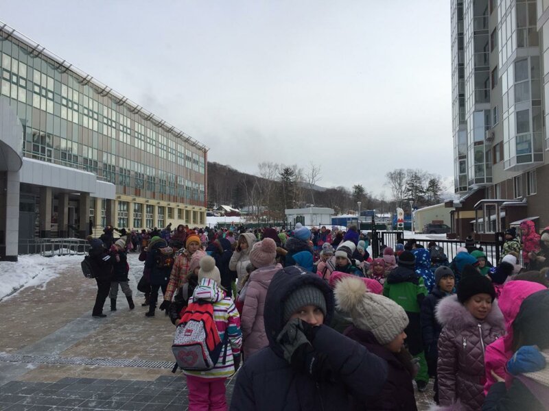 На Сахалине прошла массовая эвакуация из-за писем с угрозами