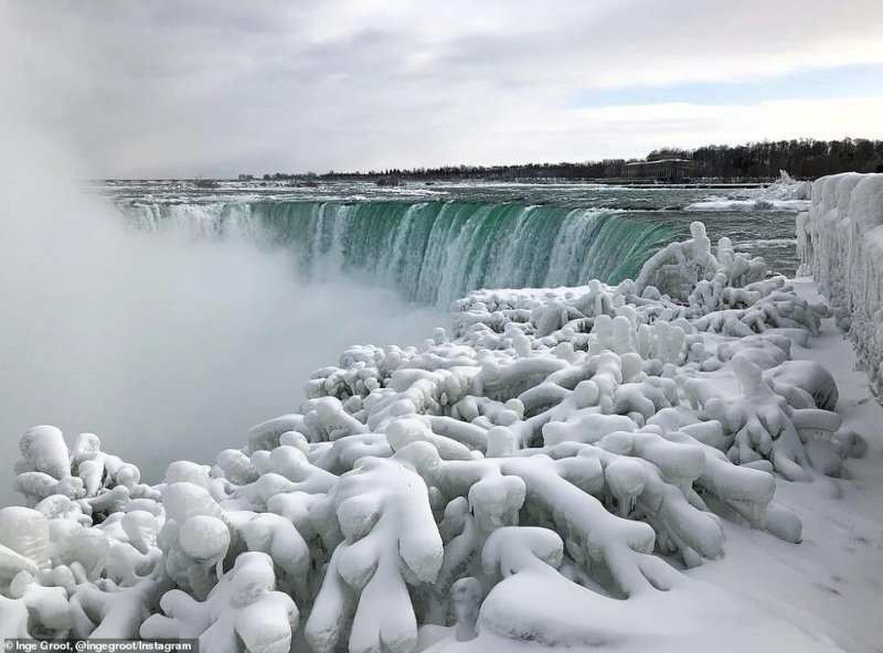 Ниагарский водопад замерз на низких температурах, накрывших США и Канаду
