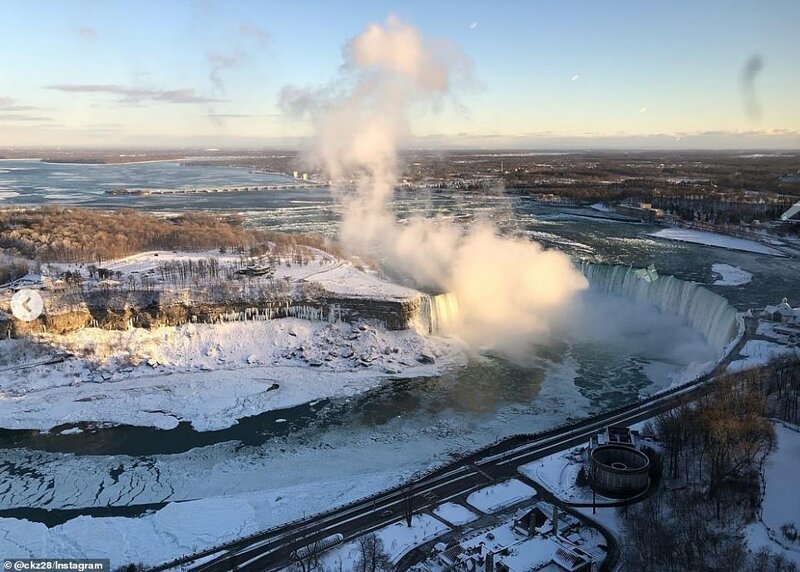 Ниагарский водопад замерз на низких температурах, накрывших США и Канаду