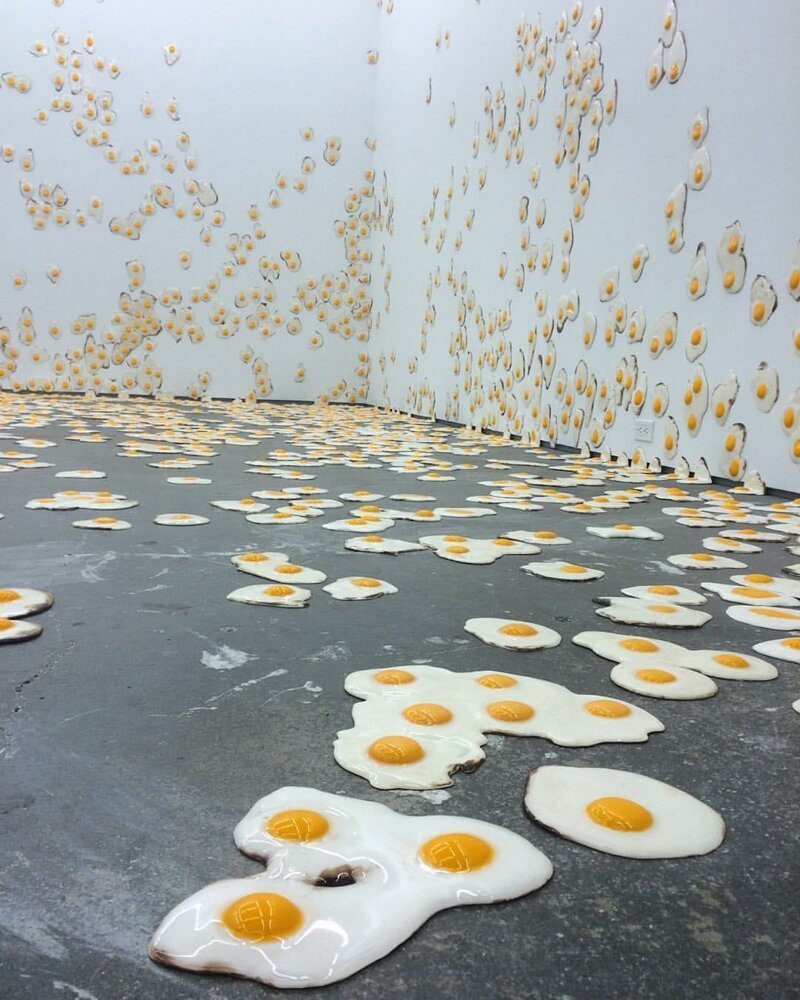 Инсталляция из 7.000 яичниц
