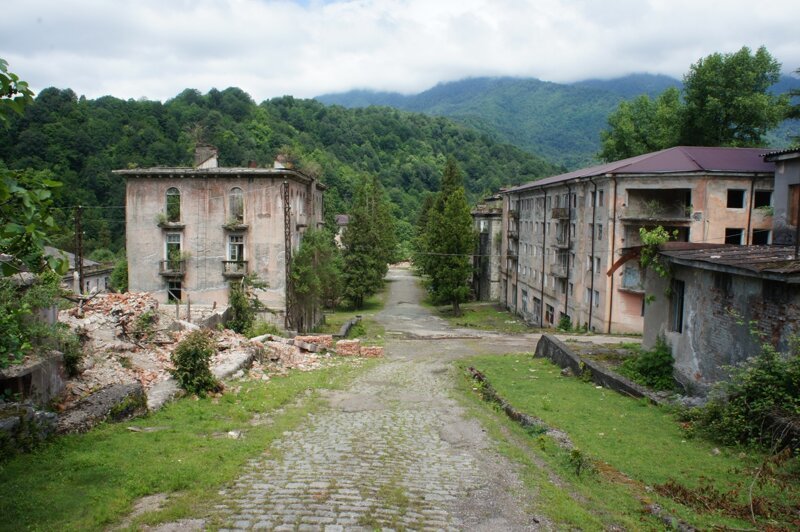 Абхазия — край  природы и разрушений
