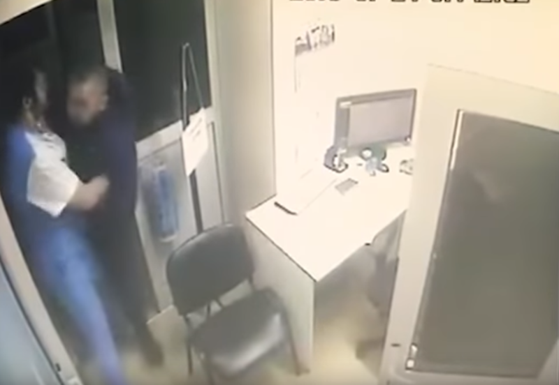 Долго лечат: житель Новосибирска напал на врача и проломил им стену