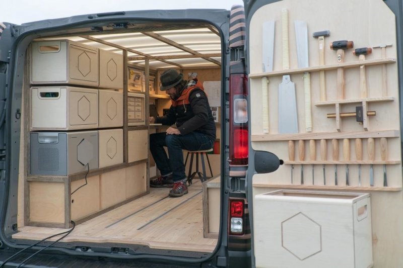 Фургон Nissan превратили в передвижную деревообрабатывающую мастерскую