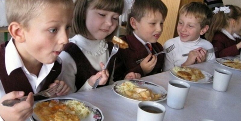 Голодные обмороки детей в школах подтвердились: смотрят, как едят другие