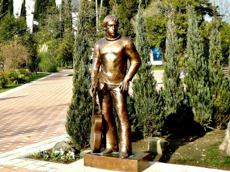 Памятник Владимиру Высоцкому в Сочи 