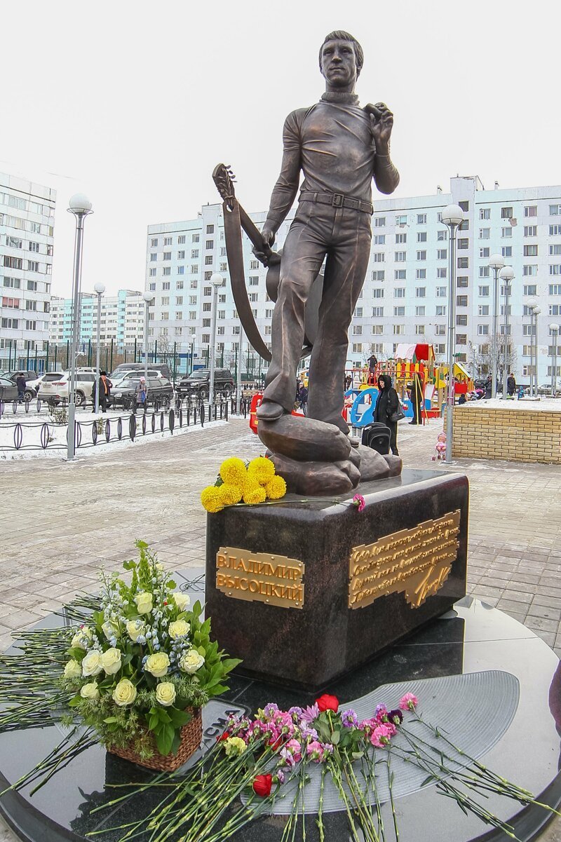 Памятник Владимиру Высоцкому в Новом Уренгое.