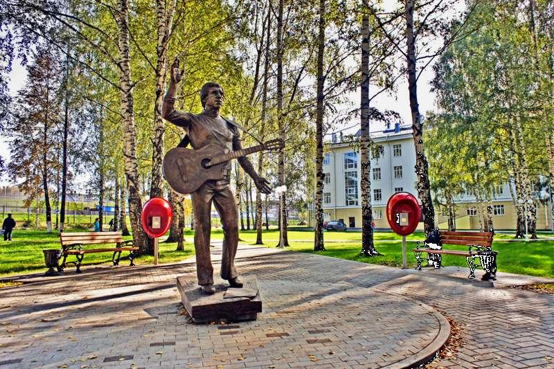 Памятник Владимиру Высоцкому в сквере у ДК «Юбилейный» г. Воткинск