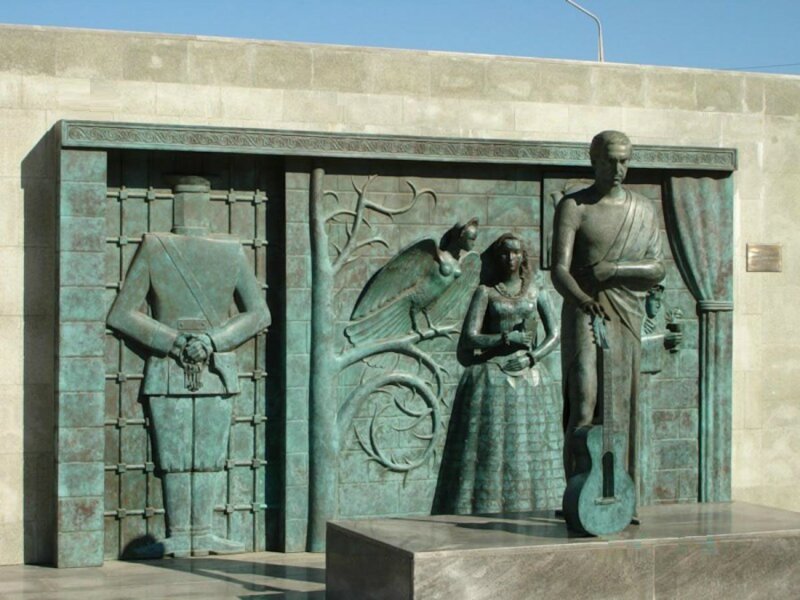 Памятник Владимиру Высоцкому в Самаре на площади перед городским Дворцом спорта 