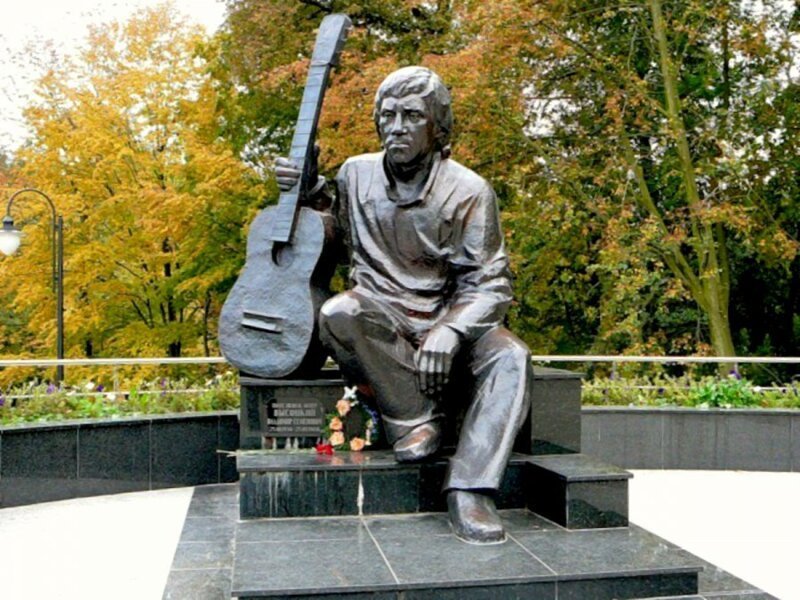 Памятник Владимиру Высоцкому в Центральном парке Калининграда 