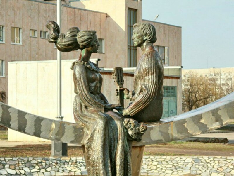 Фонтан - скульптурная композиция Любовь, посвящена В.Высоцкому и М.Влади в Волгодонске