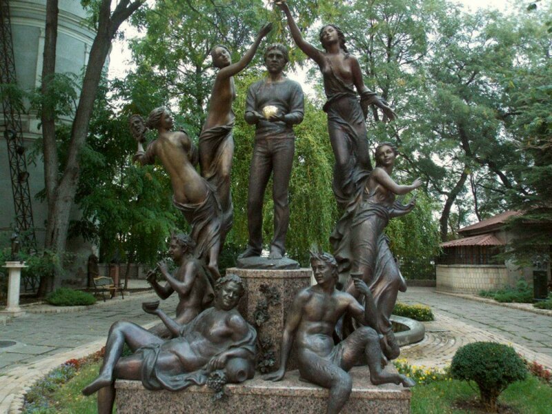 Памятник Владимиру Высоцкому «Золотое сердце» в саду скульптур Одесского литмузея