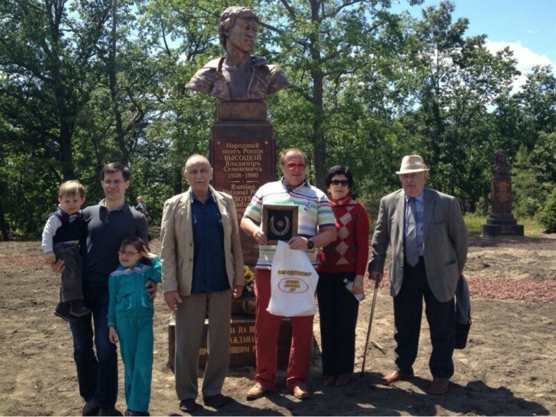 Памятник В.Высоцкому в «Парке Славы» на территории Русского дома «Родина» в Нью-Джерси (США)